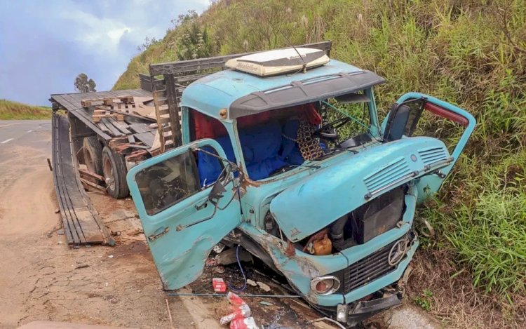 Motorista de 66 anos fica em estado grave após bater em barranco, na BR-146, em Guaxupé