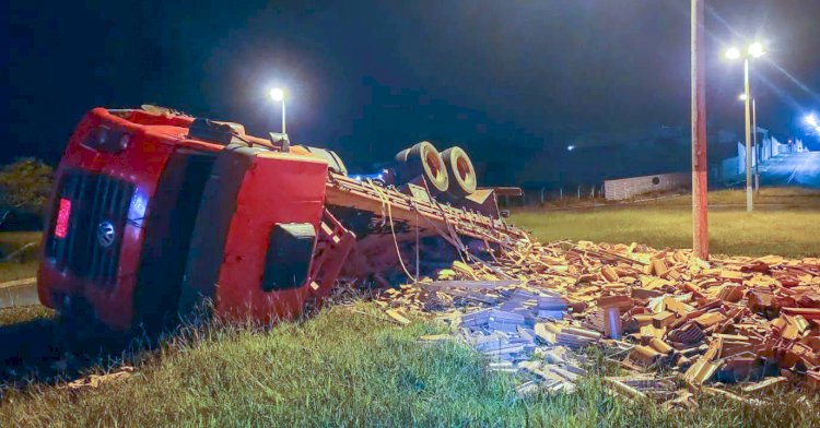 Duas pessoas ficam feridas após caminhão carregado com telhas tombar em Guaxupé