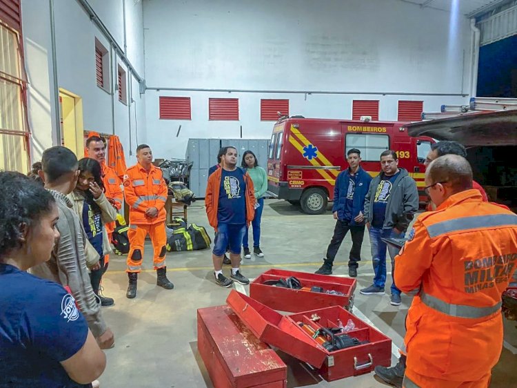 Parlamento Jovem de Guaranésia realiza visita ao 2º Pelotão do Corpo de Bombeiros de Guaxupé