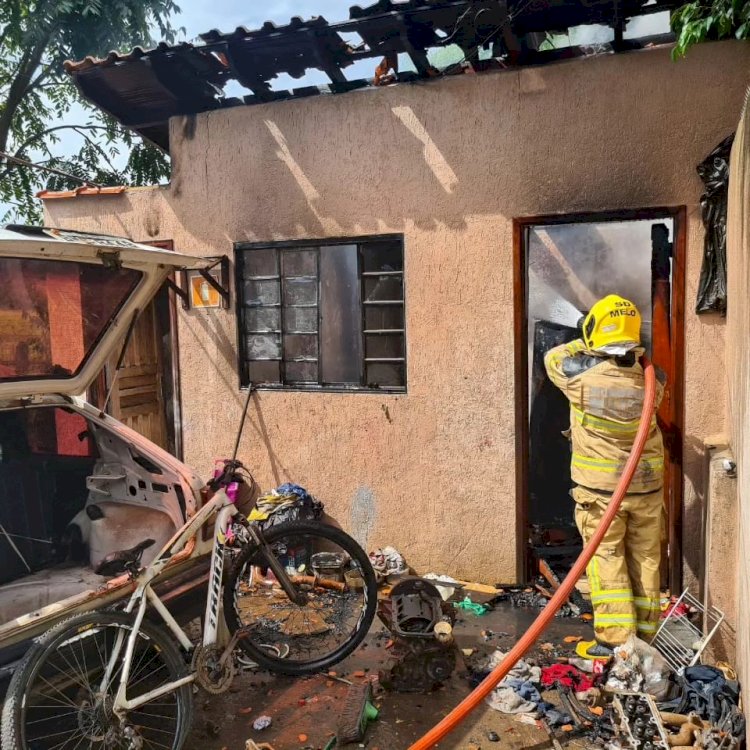 Incêndio em oficina mecânica mobiliza bombeiros no Jardim Aeroporto, em Guaxupé