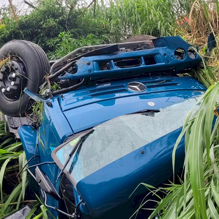 Motorista perde controle de caminhão e tomba na MGC-491, em Guaranésia