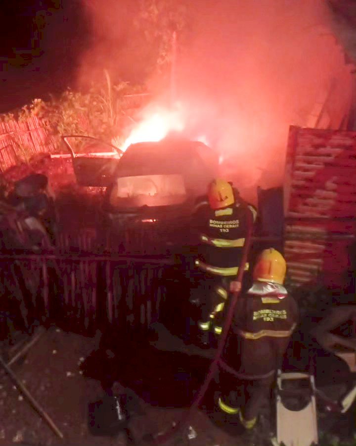 Incêndio em veículo é controlado pelos Bombeiros em Guaxupé