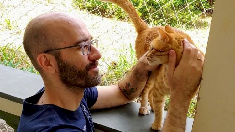 Lelo, o gato leitor, ganha novo lar na companhia de antigo amigo