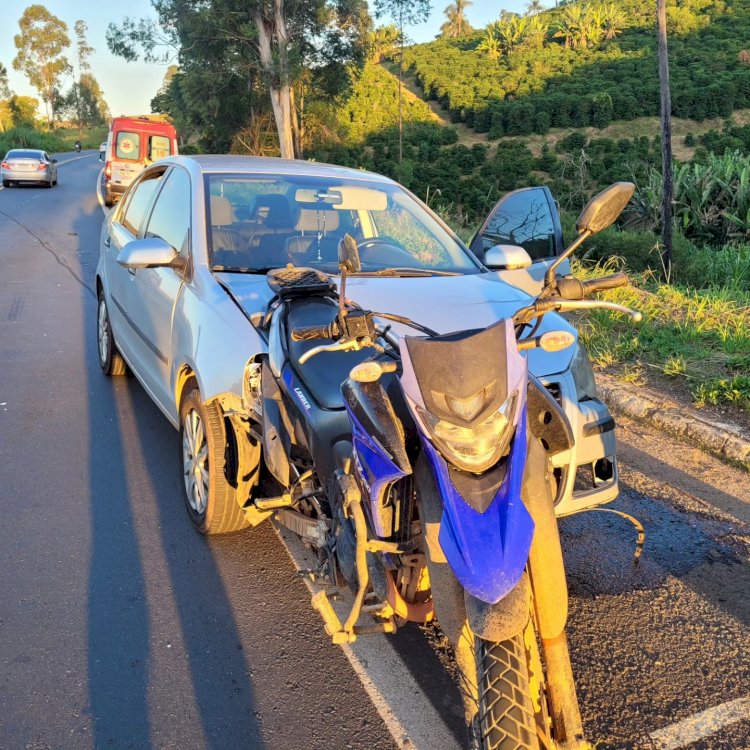 Carro colide em traseira de motocicleta e deixa homem ferido na BR-146