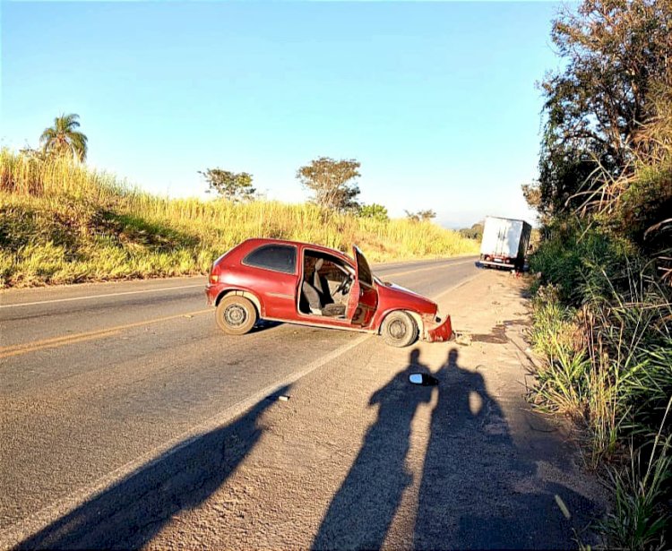 Colisão na MG-449 envolve caminhão e carro de passeio em Arceburgo