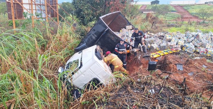 Condutor de caminhão de sucatas morre em capotamento na BR-491 em Guaxupé