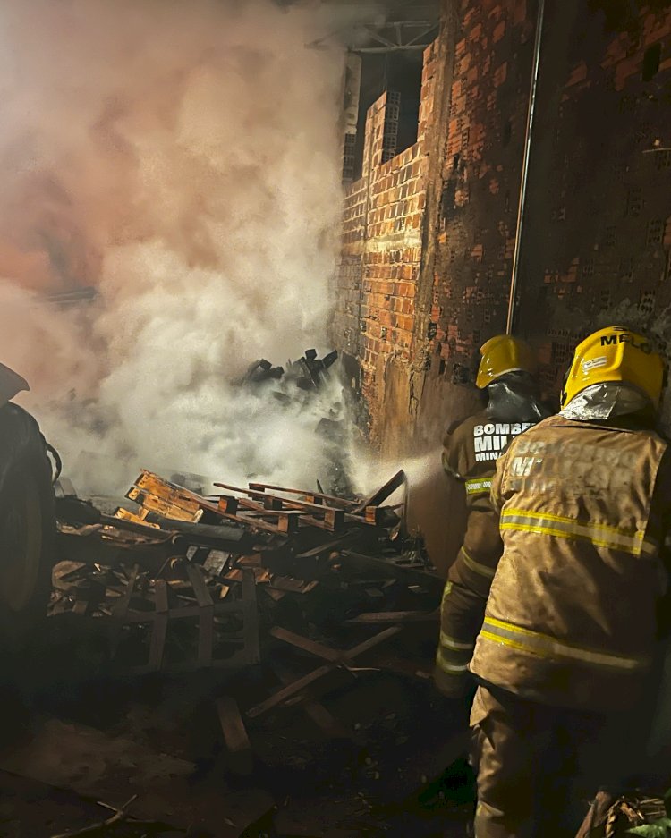 Incêndio de grande proporção atinge curtume em Guaxupé