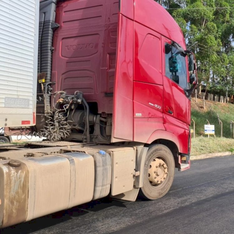 Motociclista morre em colisão com caminhão em trevo de Guaxupé