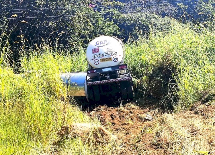Carreta-tanque sai da pista e desce barranco na MCG-491, em Arceburgo