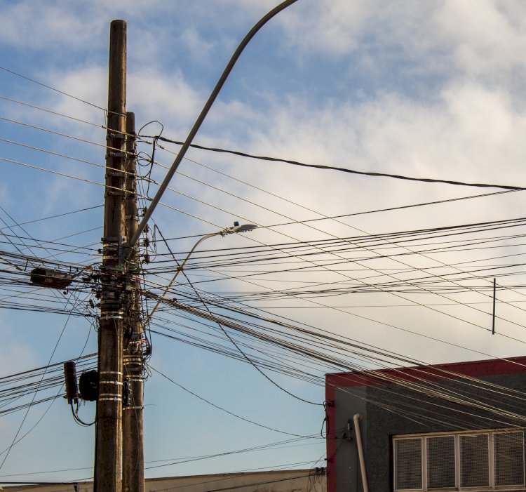 Câmara Municipal de Guaxupé aprova lei que obriga retirada de fios desordenados nos postes