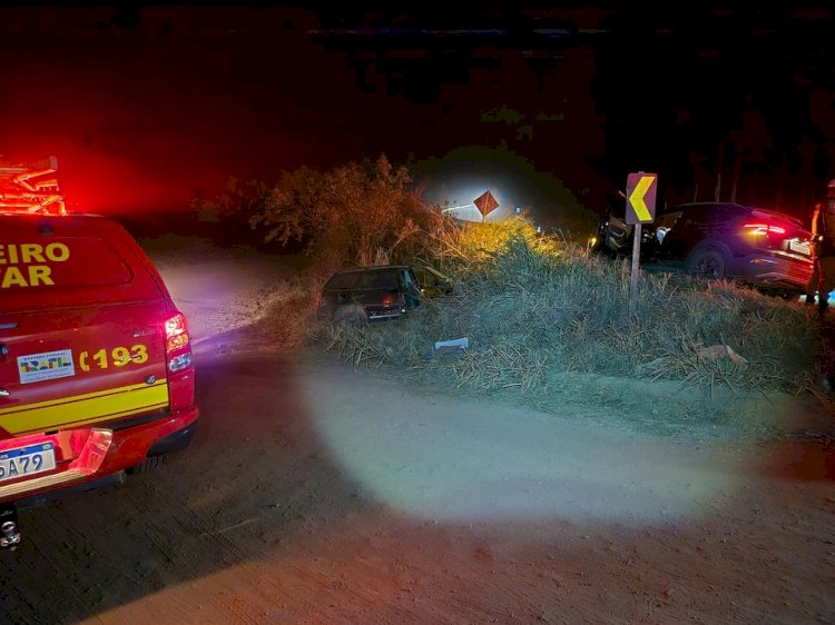 Colisão entre veículos na BR-146 deixa mulher ferida em Guaxupé