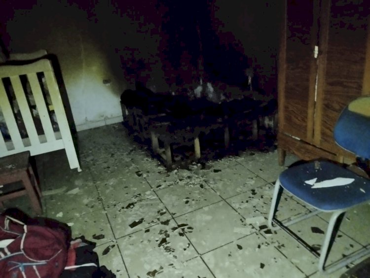 Bombeiros controlam incêndio em residência após briga de casal em Guaxupé