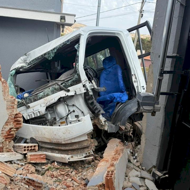 Motorista passa mal ao volante e caminhão colide com carro e casas em Guaxupé