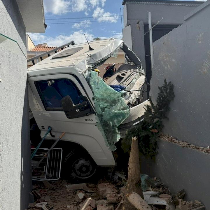 Motorista passa mal ao volante e caminhão colide com carro e casas em Guaxupé