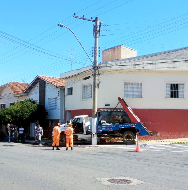 Caminhão desgovernado para preso entre poste e casa em Guaxupé