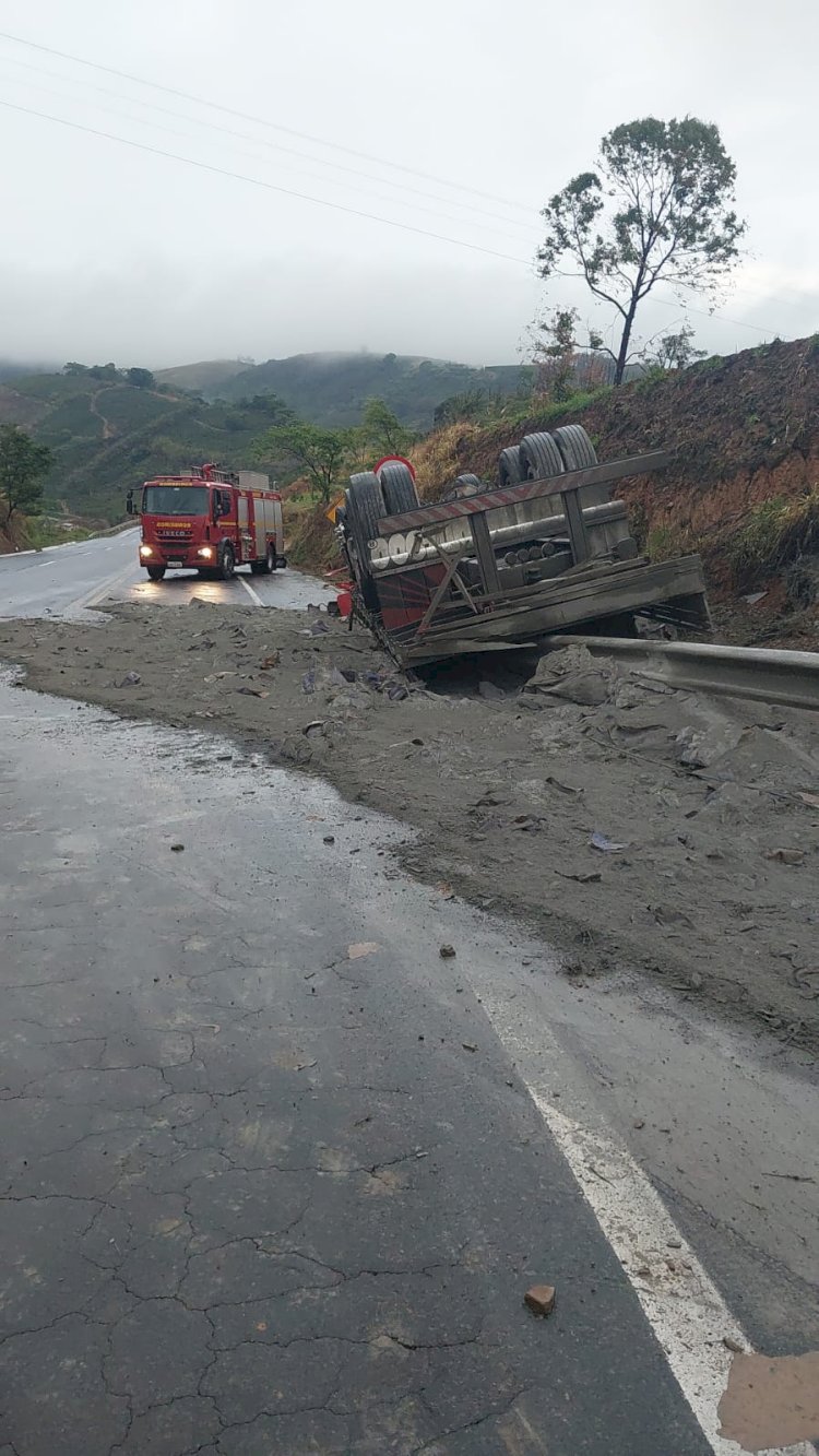 Caminhão carregado de cimento tomba na BR-146 e deixa uma vítima fatal na Serra de São Pedro
