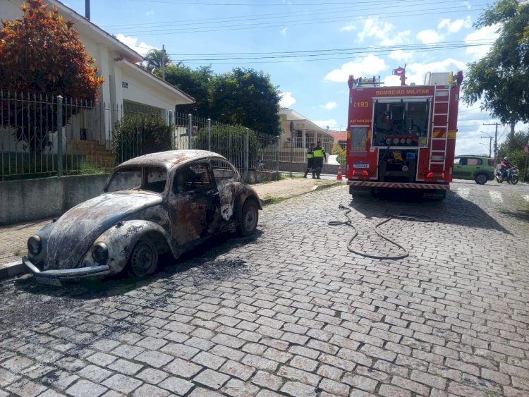 Incêndio destrói Fusca no centro de Guaxupé
