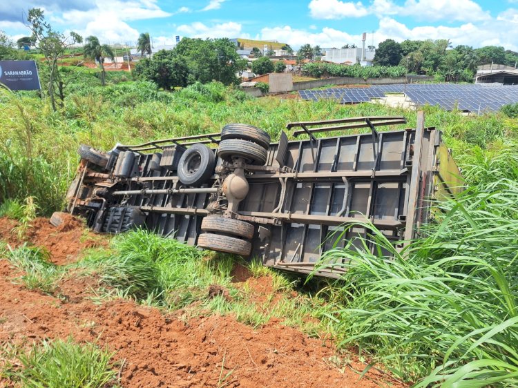 Caminhão-baú perde controle e capota na BR-491 no trevo do Japy