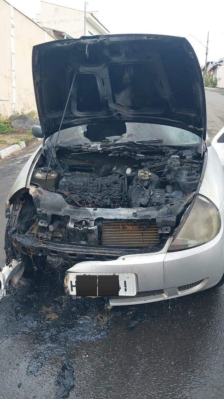 Bombeiros controlam incêndio em veículo no Jardim Ouro Verde, em Guaxupé