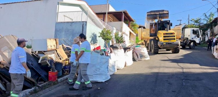 Prefeitura de Guaxupé retira cinco caminhões de lixo acumulado de residência em operação judicial