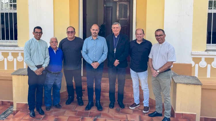Governador Mateus Simões visita Cúria Diocesana de Guaxupé
