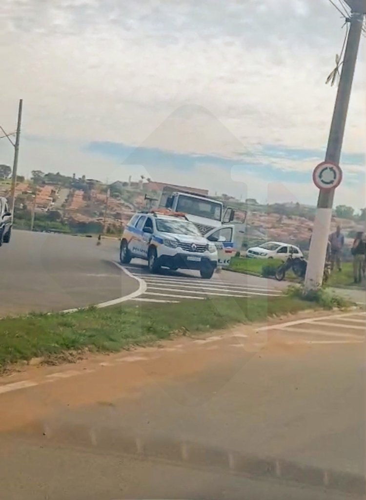 Motociclista de 57 anos fica ferido após caminhão fechar preferencial em rotatória de Guaxupé