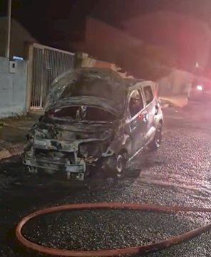 Carro de aplicativo pega fogo e fica totalmente destruído em Guaxupé