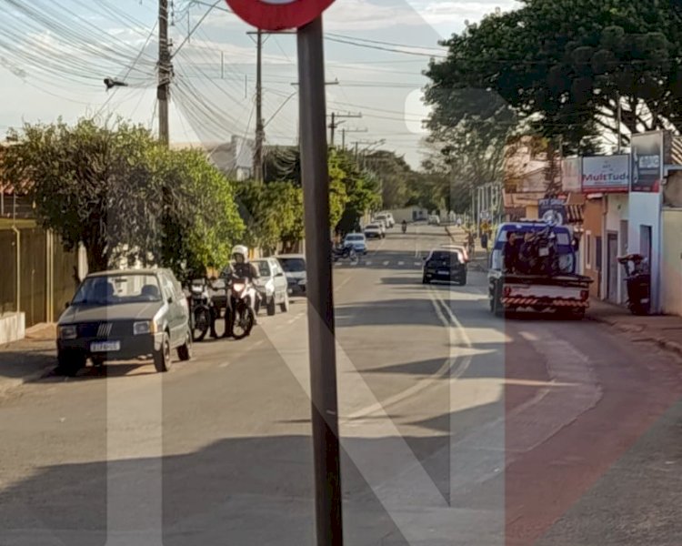 Homem sem CNH é preso após fazer malabarismo em moto, chutar viatura e resistir à prisão em Guaxupé