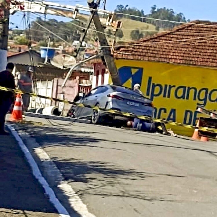 Homem de 71 anos assume ter batido carro em poste, mas apresenta versão contraditória à polícia