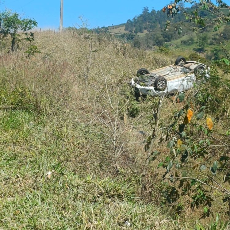 Carro com casal de Guaxupé capota na SP-344 e mulher é resgatada pelo porta-malas
