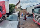 Carreta desgovernada atinge automóveis e casas em Ibitinga