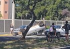 Carro capota ao colidir com outro veículo em Bauru