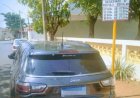 Motorista denuncia carro de funcionário da prefeitura de Bariri estacionado em vaga preferencial de veículo escolar
