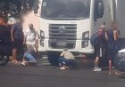 Motociclista morre ao colidir com carro e ir parar debaixo de caminhão em Bauru
