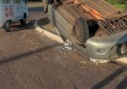 Uno capota ao ser atingido por outro carro em alta velocidade em Bariri