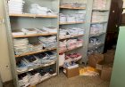 Tribunal de Contas encontra livros em local repleto de fezes de pombo em escola de Itapuí; ficais também atestam atraso na entrega dos uniformes em Bariri