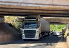 Caminhão do Chile encalha sob viaduto na Marechal Rondon