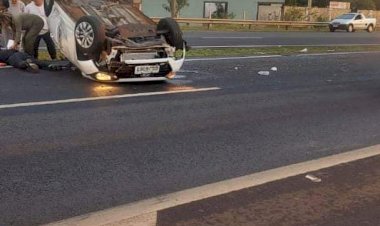 Médico colide com placa e capota carro em Jaú