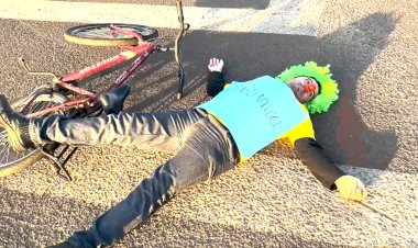 Com narizes de palhaço, manifestantes protestam por melhorias no trecho que liga a Rodovia Braz Fortunato ao Jardim Garotinho, em Bariri