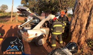 Batida de carro contra eucalipto deixa um morto e três feridos em Ibitinga