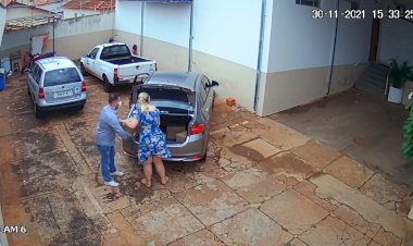 Vídeo mostra diretor administrativo descarregando carro  particular de funcionária terceirizada com arquivos internos  da Prefeitura de Bariri; Polícia Civil abre inquérito