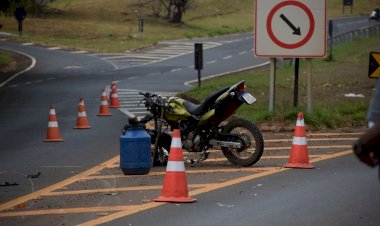 Motociclista fica em estado grave ao colidir com carreta de sabonetes em Bariri