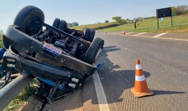 Motorista fica preso nas ferragens após caminhão tombar no trevo de Itaju