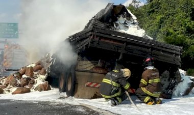 Caminhão pega fogo próximo ao Zoo de Bauru