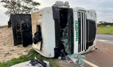 Caminhão canavieiro tomba no trevo de Ibitinga