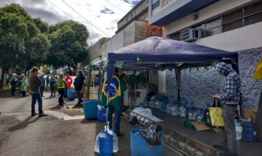 Manifestantes mantêm vigia em frente a posto do Serviço Militar em Bauru