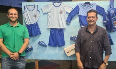 Itaju entrega uniformes aos alunos da Rede Municipal de Ensino