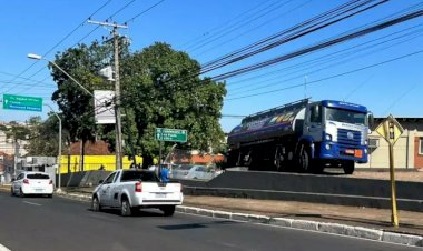 Caminhão-tanque desgovernado invade Rodrigues Alves, em Bauru