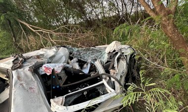 Empresário fica ferido após picape atingir traseira de caminhão na SP-304, em Bariri