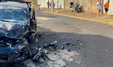 Batida entre carros deixa bebês, adultos e criança ferida em Bauru